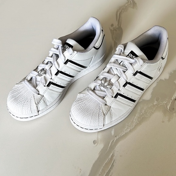 Adidas Superstar Shell Toe White Black Striped Cartoon Bubble Sneakers Youth 4 - Picture 2 of 15